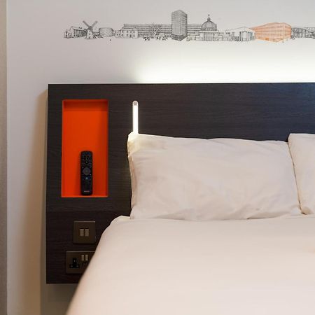 Easyhotel Milton Keynes Exteriör bild