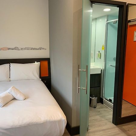 Easyhotel Milton Keynes Exteriör bild