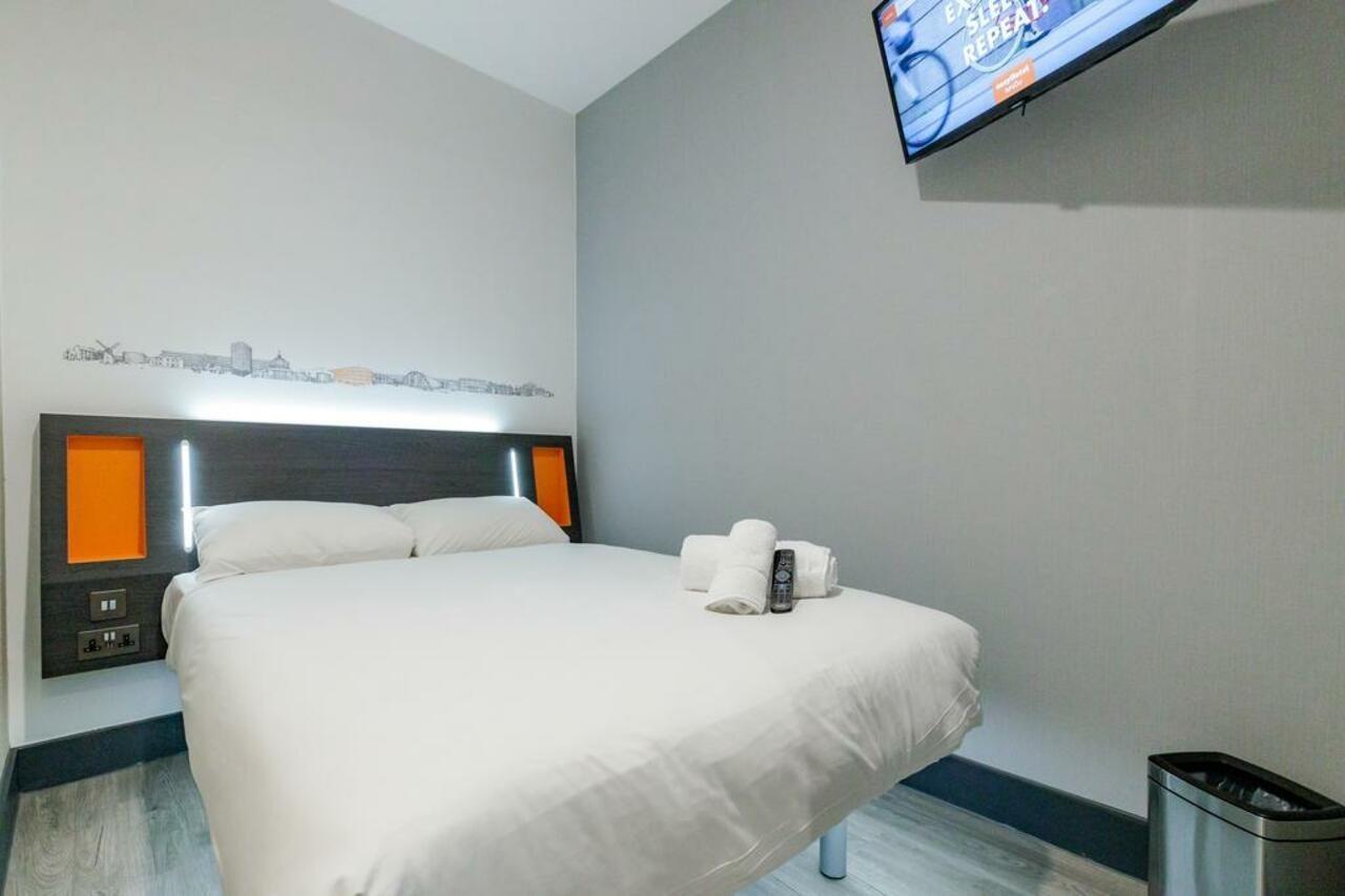 Easyhotel Milton Keynes Exteriör bild