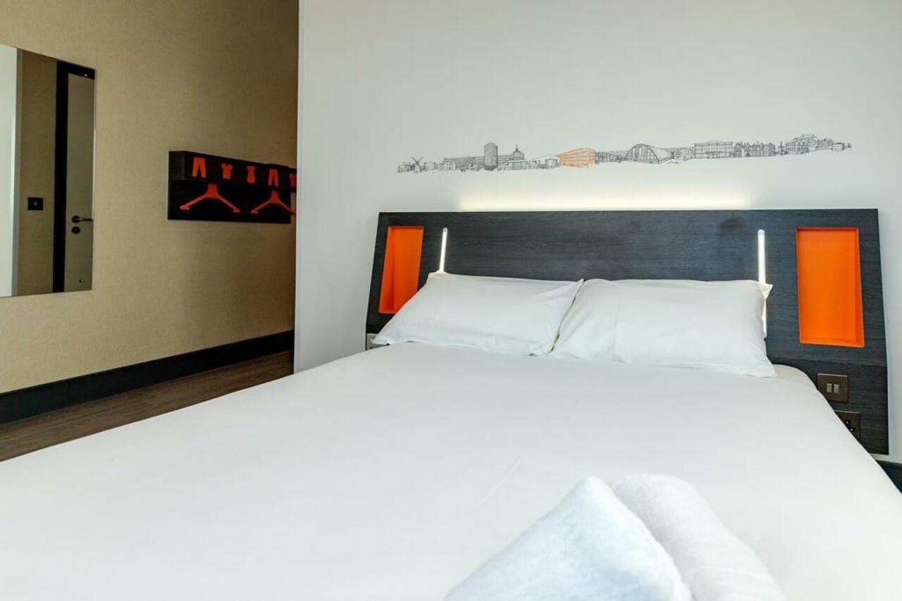 Easyhotel Milton Keynes Exteriör bild