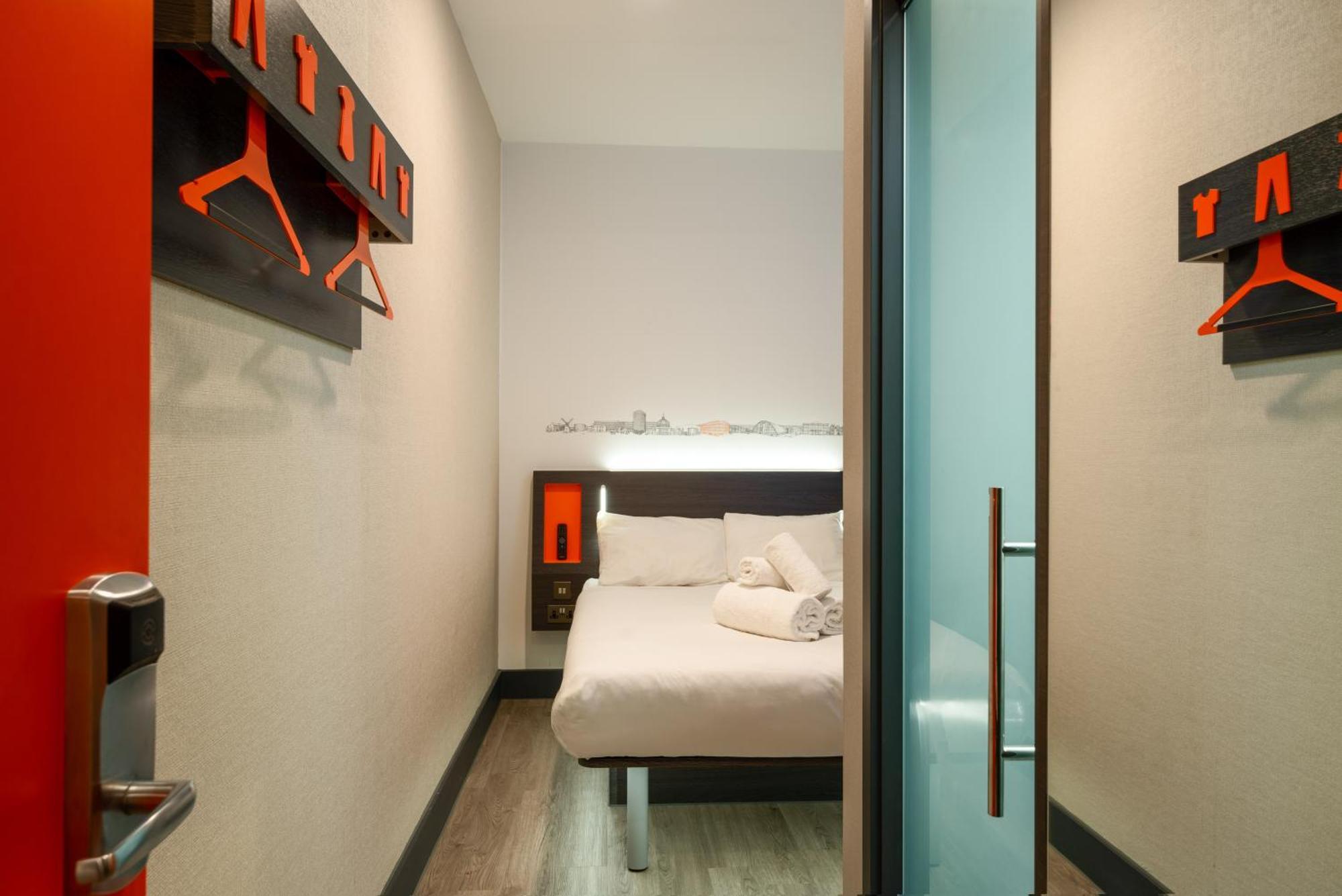 Easyhotel Milton Keynes Exteriör bild