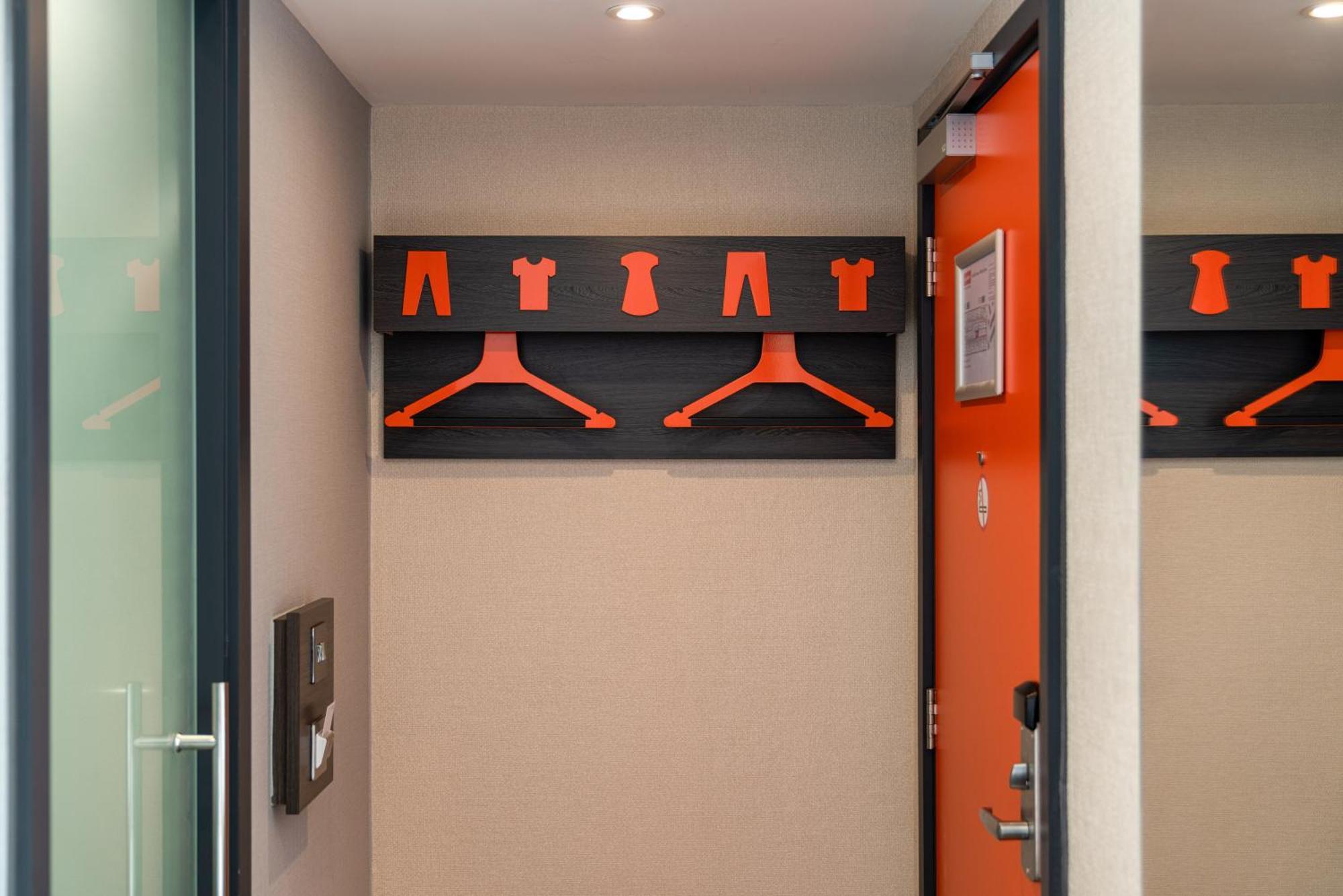 Easyhotel Milton Keynes Exteriör bild