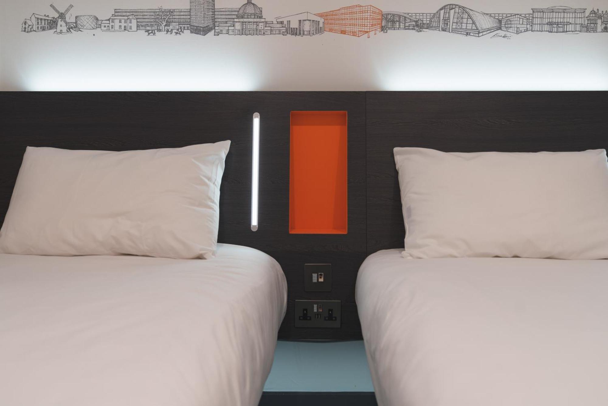 Easyhotel Milton Keynes Exteriör bild