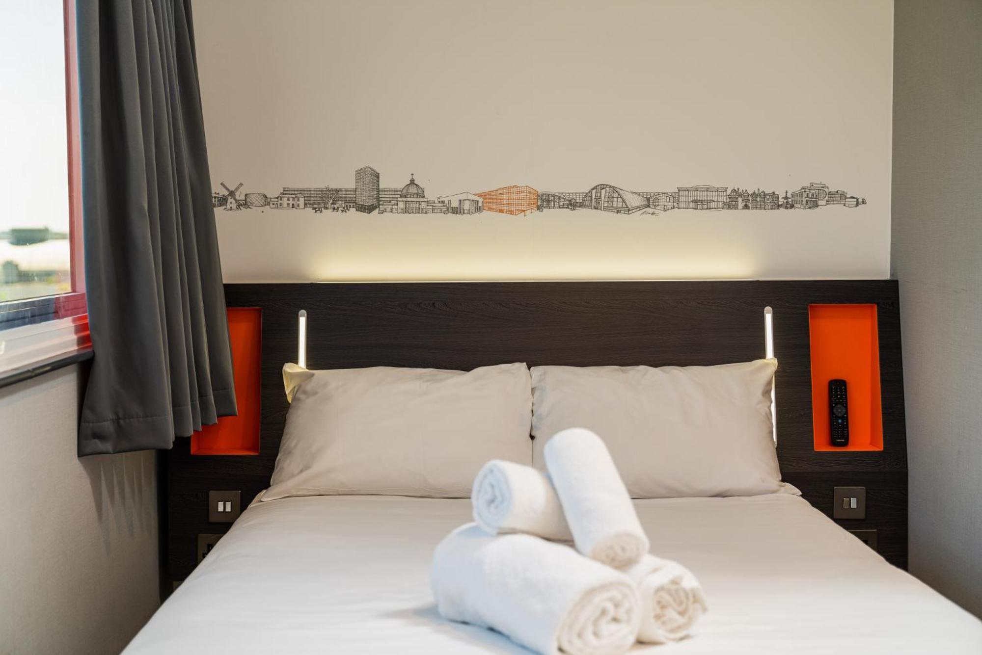 Easyhotel Milton Keynes Exteriör bild
