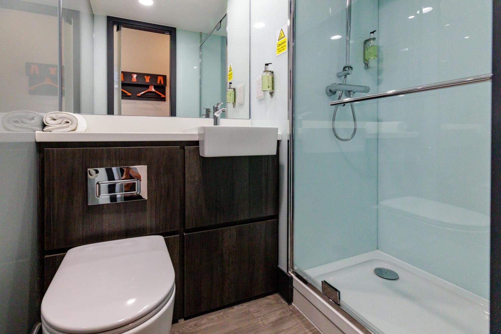 Easyhotel Milton Keynes Exteriör bild