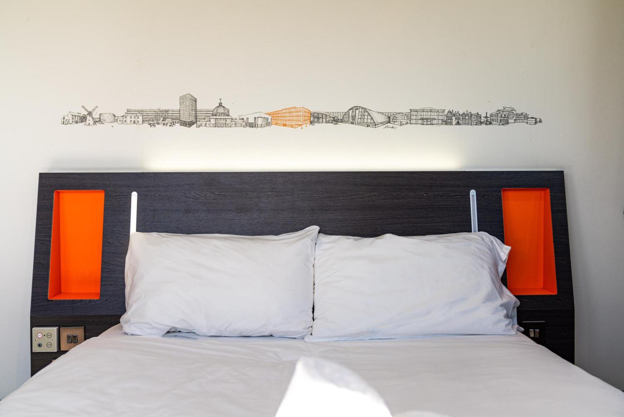 Easyhotel Milton Keynes Rum bild