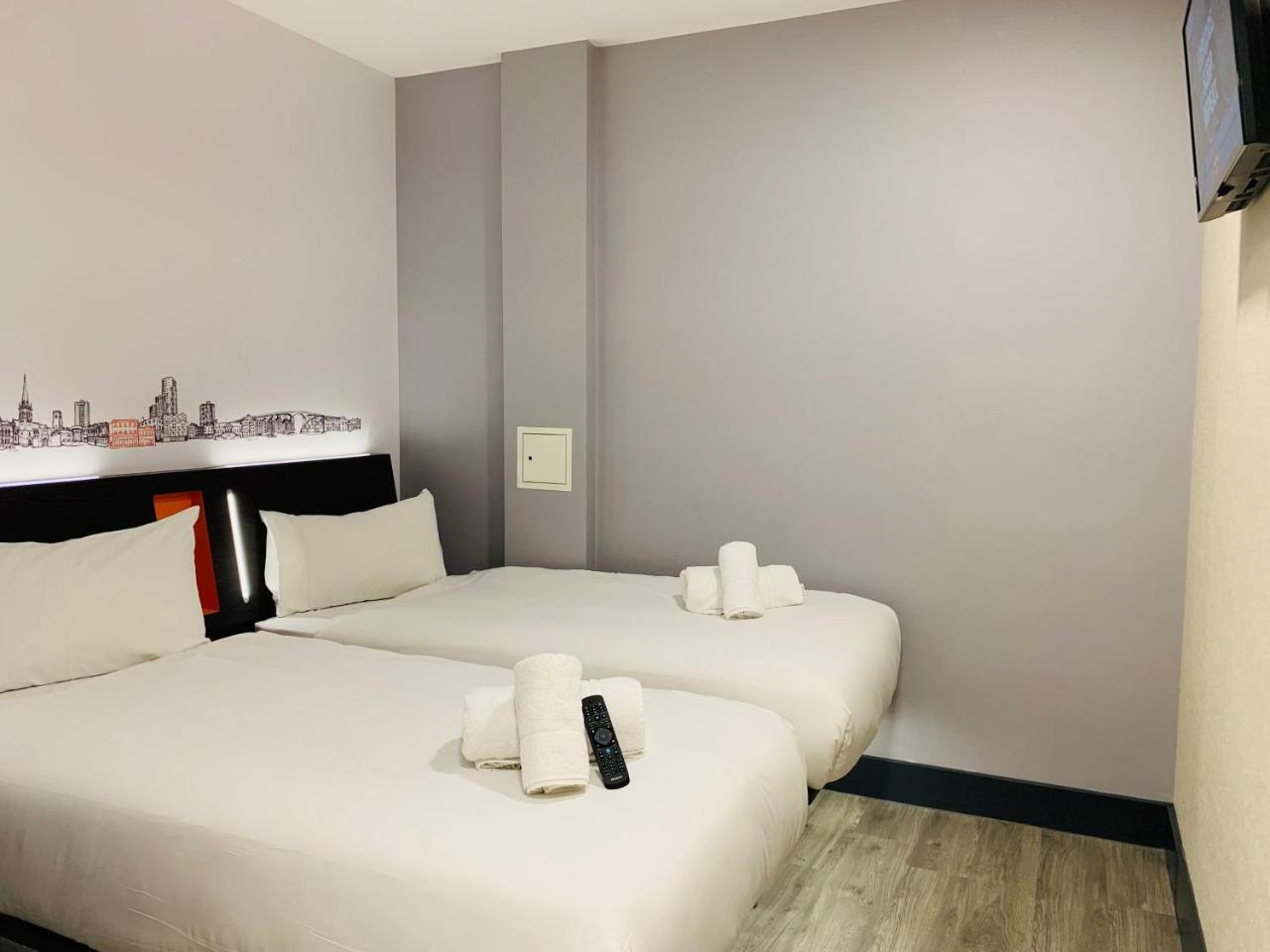 Easyhotel Milton Keynes Exteriör bild