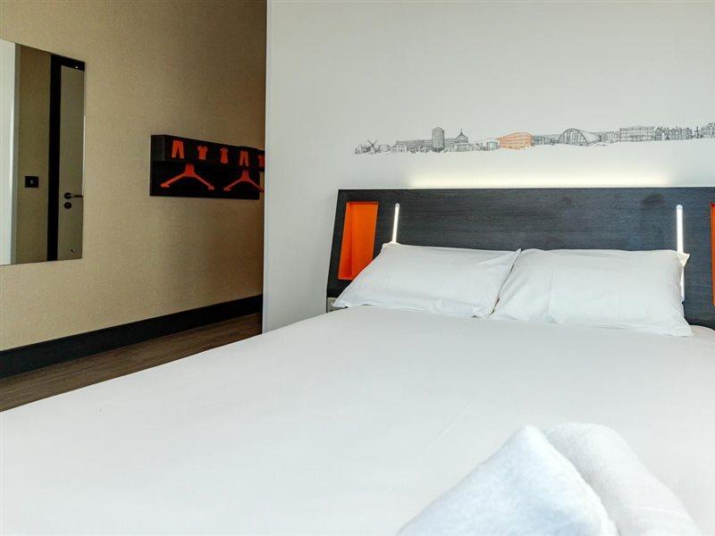 Easyhotel Milton Keynes Exteriör bild